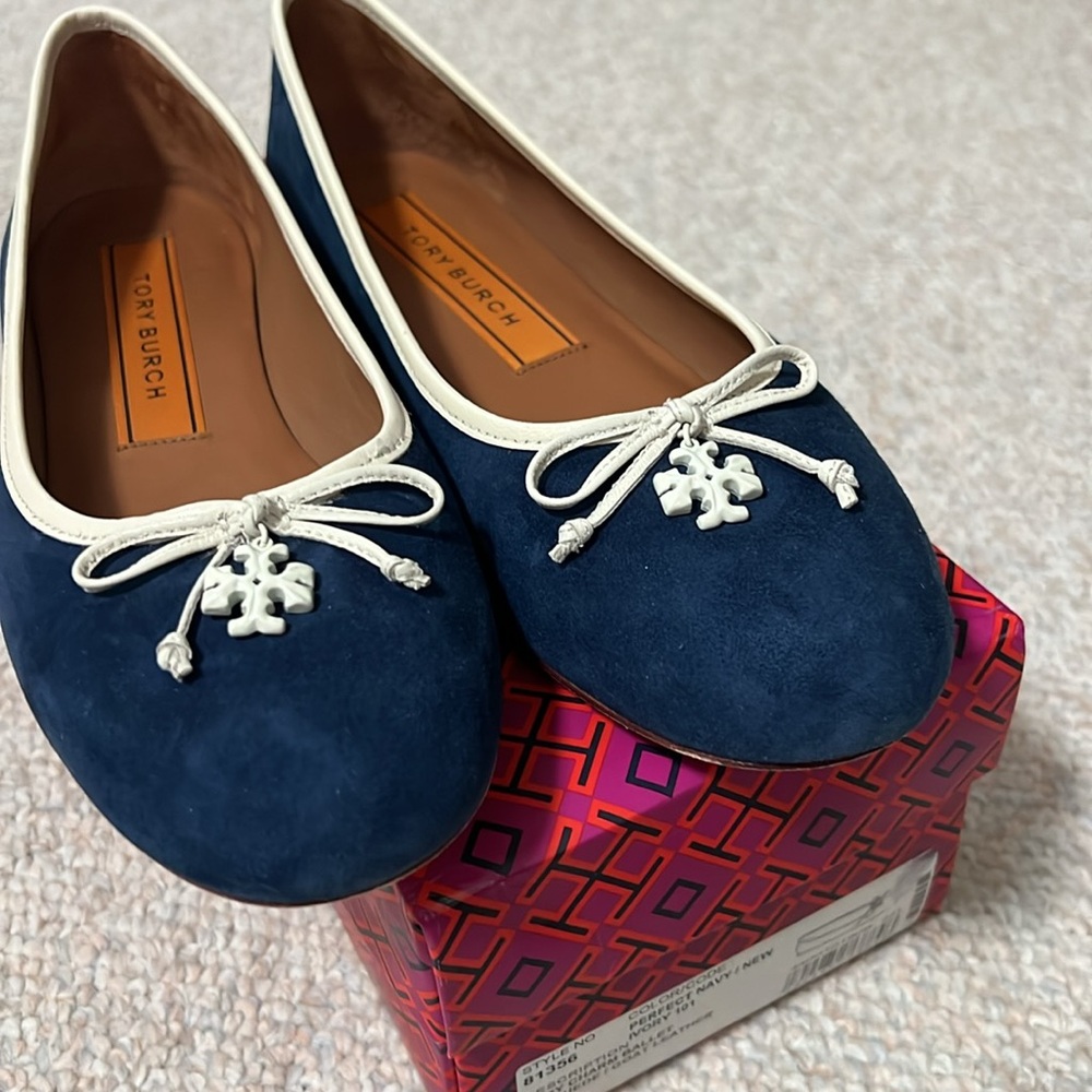 Tory Burch Logo Charm Ballet Flats - Picture 3 of 14